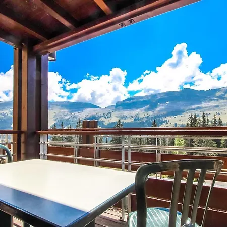 Sunny Two Bedroom With Mountain Views 아파트