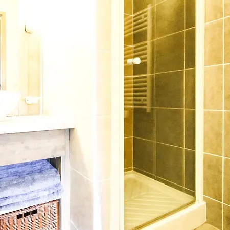 Sunny Two Bedroom With Mountain Views 플랜