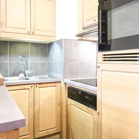 Sunny Two Bedroom With Mountain Views