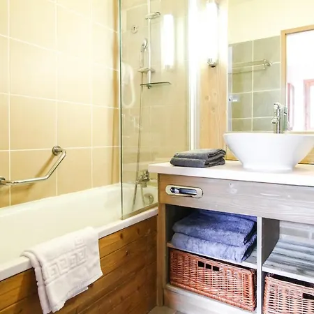 Sunny Two Bedroom With Mountain Views * 플랜