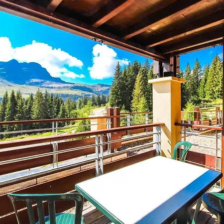Sunny Two Bedroom With Mountain Views