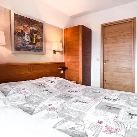 Sunny Two Bedroom With Mountain Views