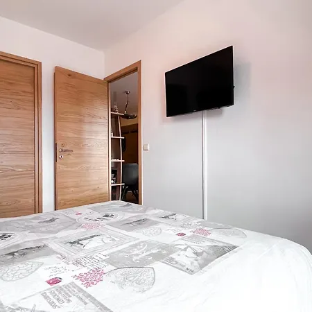 Sunny Two Bedroom With Mountain Views 아파트 *