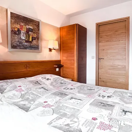 Sunny Two Bedroom With Mountain Views *